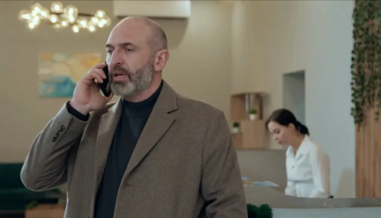 Момент из 8 серии 1 сезона